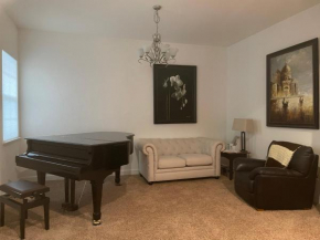 Comfort and Style Full bed shared bathroom